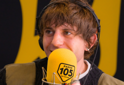 Rkomi a Sanremo ha portato un brano che pone molte domande