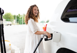 Come risparmiare sulla benzina: i trucchi per allungare il pieno