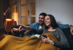 Perché rivediamo le stesse serie tv? Cosa dicono gli psicologi