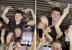 Olly canta “Balorda nostalgia” con alcuni amici e si commuove 