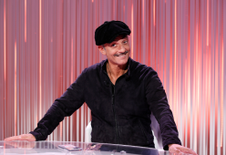 Fiorello, cos’è quel cerotto? Il comico sta curando l’epicondilite