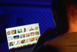 Dipendenza da porno: ecco i segnali, raccontati da chi l’ha vissuta