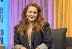 Drew Barrymore a 50 anni: “Non ho problemi con l’invecchiamento”