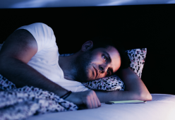 Dormire meno di 6 ore è come essere ubriachi: lo dice la scienza