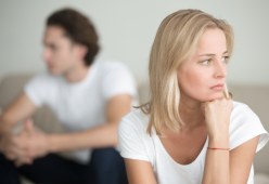 Scopre il marito con sua madre: la scoperta sconvolgente