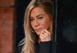 Con l’auto sfonda il cancello della villa di Jennifer Aniston