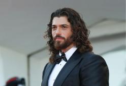 Can Yaman e il rapporto con i fan: “Mi seguono ovunque io vada”