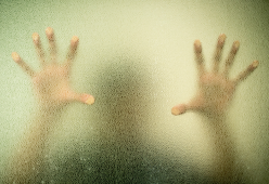 Threesome paranormale: lei, una donna… e il fantasma del marito