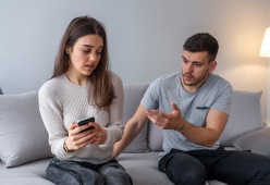 “Il tuo partner può spiarti dal telefono, ma ci sono segnali precisi”