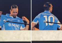 Mahmood indossa la maglia del Napoli in concerto: fan in delirio