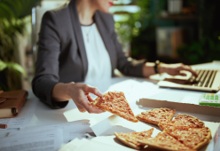 I cibi da evitare in ufficio? L’esperta svela i peggiori errori