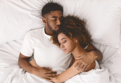 Sesso, autoerotismo e sonno profondo: la scienza scopre il legame