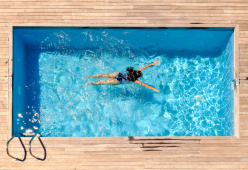 Cloro in piscina: cos'è, a cosa serve e i rischi da evitare