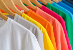 Estate: i colori da indossare e da evitare per restare freschi