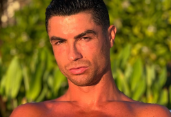 Cristiano Ronaldo, la foto con il figlio Junior: sfida di muscoli