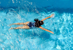 Perché i capelli diventano verdi in piscina e come evitarlo