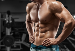 Come restare in forma d’estate: i consigli del trainer dei vip
