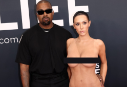 Bianca Censori nel nuovo look super hot: sembra Kim Kardashian?