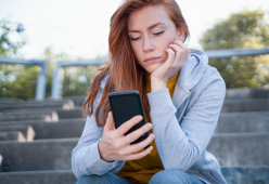 Pollice da messaggi: come riconoscerlo e cosa fare