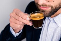 Esageri con i caffè? Sbagli: ecco cosa succede davvero al tuo corpo