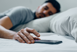 Dormi con il telefono sotto il cuscino? Il vero rischio è un altro