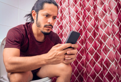 Telefono in bagno: il rischio che danneggia la salute
