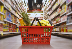 Parcheggia la minicar tra gli scaffali del supermercato: la storia