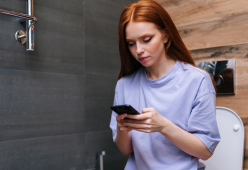 Chiudersi in bagno è il nuovo trend social che spopola su TikTok