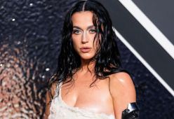 Panico per Katy Perry: rischia di cadere da una farfalla meccanica