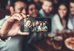 Cosa rende un selfie irresistibile? Gli scienziati rivelano il trucco
