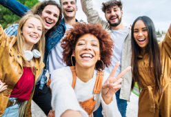 La Gen Z sta davvero invecchiando prima dei Millennials? Lo studio