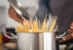 Si può cuocere la pasta con l’acqua di mare? Cosa dice l’esperto