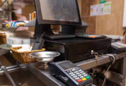 Truffa del Pos nascosto: come una ladra ha rubato 9mila euro