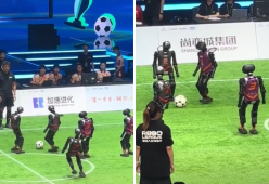 Robo League: robot umanoidi in campo tra goffi gol e cadute