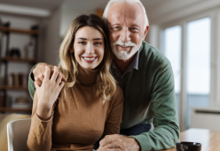 Lei ha 25 anni, lui 76: una storia d’amore che ha sconvolto il web
