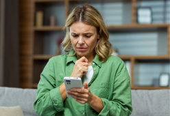 Controlli sempre l’ex sui social? Il motivo non è solo nostalgia