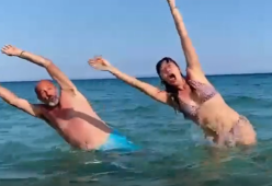 Aldo e Virginia Raffaele ricreano “Tre uomini e una gamba”: il video