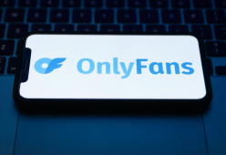 L'allarme di una pornostar: nuova “tendenza inquietante" su OnlyFans