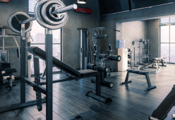 Suora vegana di 72 anni conquista una medaglia nel powerlifting