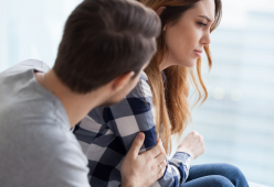 "Lei non sa che sono ricco": il segreto che minaccia un matrimonio