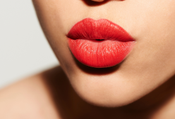 La donna con le labbra più grandi al mondo rivela com’era prima