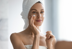 La beauty routine giusta dopo i 35: via le rughe, resta solo il glow