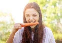 Sgranocchiare ci fa dimagrire: la scienza lo chiama “crunch effect”