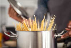 Mangiare dopo le 19 ti fa ingrassare e dormire male: ecco perché