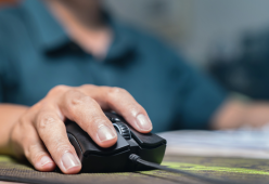 Vende il suo volto all’AI per 1.500£: ora non può più riprenderselo