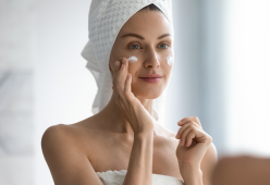 Pelle spenta e meno compatta dopo i 50? Prova questa skincare
