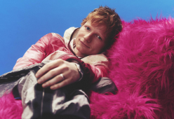Ed Sheeran lancia il nuovo album “Play” con il singolo “Camera”