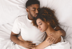 Il contatto visivo è la nuova intimità: come seduce la Gen Z