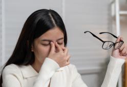 Il gesto da evitare: ecco perché strofinarsi gli occhi è pericoloso