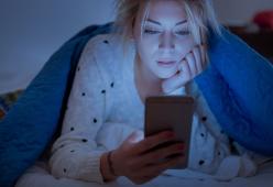 Il DNA potrebbe spiegare perché non riusciamo a staccarci dai social